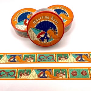 Puede incluir: Tres rollos de cinta adhesiva decorativa con un diseño naranja y azul. La cinta presenta ilustraciones de dos figuras de perfil, con las palabras "Courting Love" y "Angel Radio Art". También se ven dos tiras de cinta a juego.