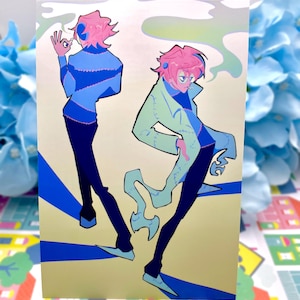 Puede incluir: Ilustración de una figura con cabello rosado y ropa azul, en dos poses. Una pose muestra la figura de espaldas, sosteniendo un cigarrillo. La otra pose muestra la figura de frente, con un abrigo largo. El fondo es de color beige claro con acentos azules y verdes.