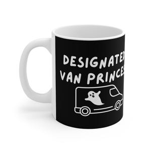 Könnte beinhalten: Weiße Keramik-Kaffeetasse mit schwarzem Design. Das Design zeigt den Text "Designated Van Princess" und einen Cartoon-Geist in einem Van.