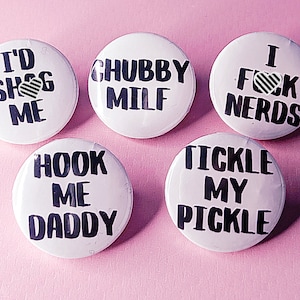 Mugged Off Mini Pin Badges et porte-clés - Contenu coquin et mature