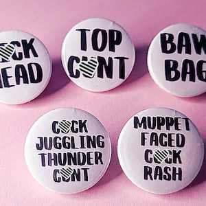 Mugged Off Mini Pin Badges et porte-clés - Contenu coquin et mature