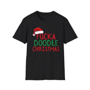 Può includere: T-shirt nera con la scritta "FUCK A DOODLE CHRISTMAS" in rosso e verde, e una grafica di cappello di Babbo Natale. La maglietta è a girocollo.