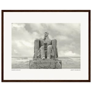 Poster incorniciato Liberty Crumbling - Stampa artistica della scultura vincitrice del Texas Sandfest - Qualità museale