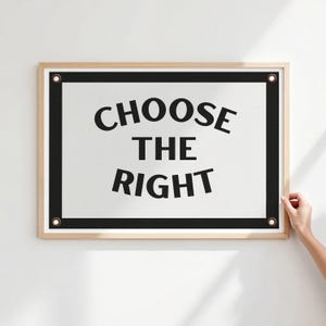 Puede incluir: Un letrero enmarcado con las palabras "CHOOSE THE RIGHT" en letras negras en negrita sobre un fondo blanco. El marco es de color marrón claro con ribete negro y ojales en cada esquina.