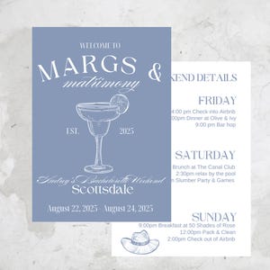 Puede incluir: Una invitación azul y blanca para un fin de semana de despedida de soltera en Scottsdale, Arizona. La invitación presenta un vaso de margarita con una rodaja de lima y el texto "Margs & Matrimony" con las fechas del 22 al 24 de agosto de 2025. La invitación también incluye un cronograma de eventos para el fin de semana, que incluye una ruta de bares, un brunch, tiempo en la piscina y una fiesta de pijamas.