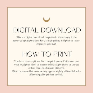 Op de afbeelding: Digitale downloadtekst met een halve maan afbeelding. De tekst legt uit dat dit een digitale download is, er is geen fysieke kopie inbegrepen. Het legt ook uit hoe je de download thuis, bij een lokale printshop of via een online print-on-demand platform kunt afdrukken. De tekst merkt ook op dat kleuren er door verschillende kwaliteit printers en inkt iets anders uit kunnen zien.