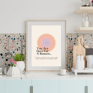 Op de afbeelding: Een motiverende poster met een perzik- en blauwe gradi&euml;ntcirkel en de tekst "You Are Here For A Reason..." met een lijst van redenen eronder.