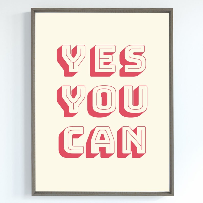 Może przedstawiać: Wydruk w ramie z tekstem "YES YOU CAN" w pogrubionych, r&oacute;żowych literach z białym obramowaniem. Tło jest jasnokremowe.