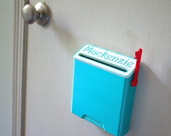 Mini boîte aux lettres FAMILYGRAM pour la maison, l'école, le bureau et la maison de jeu pour enfants | Personnalisable | Suspendre au mur ou à la porte | Plus de 20 options de couleurs