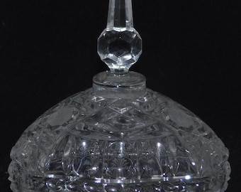 Plato de cristal tallado antiguo para dulces y baratijas con tapa, tapa ornamentada de tres patas con forma de aguja.