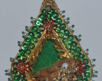 Adorno navideño vintage de lentejuelas y cuentas con pájaro, hecho a mano en la década de 1970.