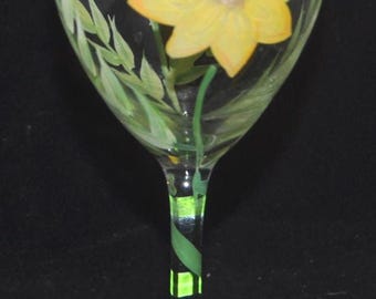 Copa de vino floral pintada a mano – Cristalería con tallo de flor amarilla