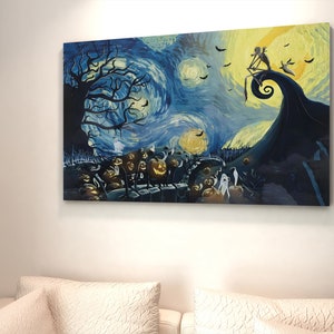 Op de afbeelding: Een schilderij dat een sterrenhemel voorstelt met een zwarte silhouet van een boom aan de linkerkant en een zwarte silhouet van een personage uit de film "Nightmare Before Christmas" aan de rechterkant. Het personage zit op een heuvel met een wervelende, blauwe en gele hemel erachter. Op de voorgrond zijn veel pompoenen te zien.