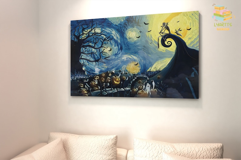 Op de afbeelding: Een schilderij dat een sterrenhemel voorstelt met een zwarte silhouet van een boom aan de linkerkant en een zwarte silhouet van een personage uit de film "Nightmare Before Christmas" aan de rechterkant. Het personage zit op een heuvel met een wervelende, blauwe en gele hemel erachter. Op de voorgrond zijn veel pompoenen te zien.