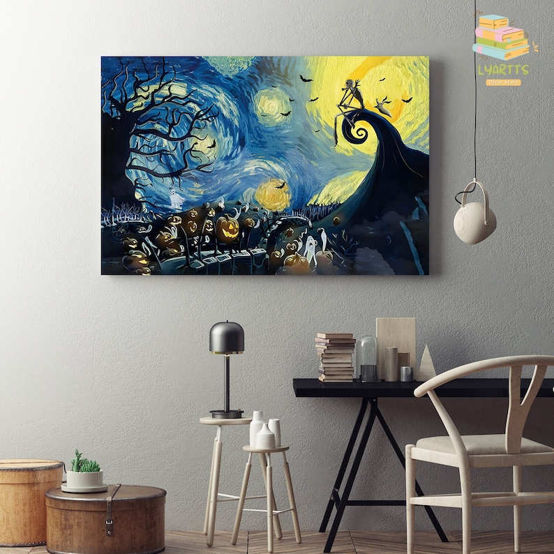 Op de afbeelding: Een schilderij van een sterrenhemel met een silhouet van Jack Skellington uit The Nightmare Before Christmas zittend op een heuvel. Het schilderij is in de stijl van Vincent van Gogh's Sterrennacht.