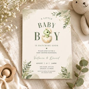 Invitación para baby shower "Próxima eclosión", invitación para niño dinosaurio en Canva, invitación para baby shower con huevo de dinosaurio en acuarela verde salvia, editable e imprimible.