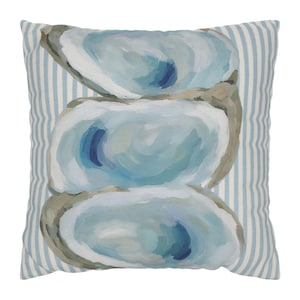 Puede incluir: Cojín cuadrado con temática costera. El cojín presenta un fondo a rayas azules y blancas con una representación artística de tres conchas de ostra en tonos azules y grises.