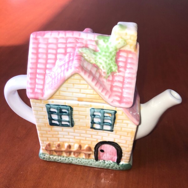 Novelty teapot - English cottage-shaped teapot