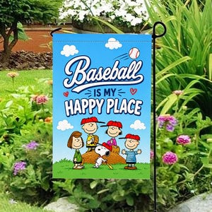Könnte beinhalten: Eine blaue Gartenflagge mit dem Text "Baseball is my Happy Place" und Zeichentrickfiguren. Die Flagge zeigt einen Baseball und Wolken vor blauem Himmel. Die Flagge wird in einem Garten ausgestellt.