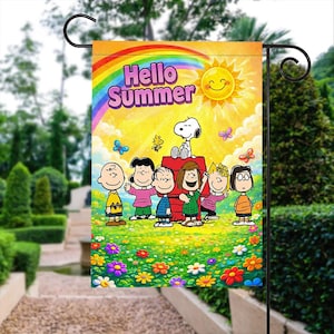 Może przedstawiać: Dekoracyjna flaga ogrodowa z postaciami z Peanuts. Snoopy siedzi na swojej budzie, z napisem "Hello Summer". Tęcza, słońce, kwiaty i motyle dopełniają projekt.