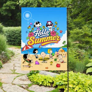 Może przedstawiać: Dekoracyjna flaga ogrodowa z plażą z postaciami z kreskówek, błękitnym niebem i napisem "Hello Summer". Flaga jest eksponowana na zewnątrz.