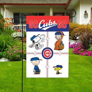 Könnte beinhalten: Eine Gartenflagge mit dem Text "GO CUBS GO" in Rot und Weiß auf blauem Hintergrund. Die Flagge zeigt Zeichentrickfiguren beim Baseballspielen, darunter Snoopy und Charlie Brown. Das Cubs-Logo ist ebenfalls abgebildet.