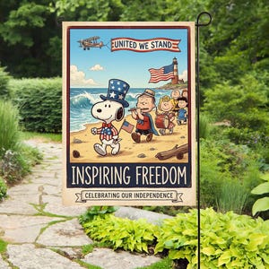 Może przedstawiać: Flaga ogrodowa z patriotycznym wzorem, przedstawiająca Snoopy'ego prowadzącego paradę na plaży, z napisem "Inspiring Freedom" i "Celebrating Our Independence". Flaga zawiera obraz latarni morskiej, samolotu i amerykańskiej flagi.