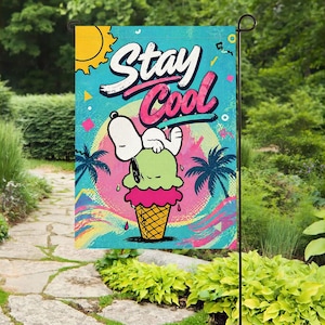 Może przedstawiać: Flaga ogrodowa z Snoopy z Peanuts na zielonej gałce lodów. Flaga ma napis "Stay Cool" w kolorowym wzorze, z słońcem i palmami w tle.