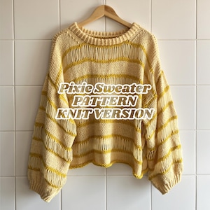 Puede incluir: Un suéter de punto amarillo claro con rayas horizontales amarillas. El suéter tiene cuello redondo y mangas largas. El texto "Pixie Sweater PATTERN KNIT VERSION" se muestra en la parte delantera.