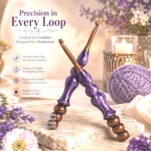 Op de afbeelding: Twee haaknaalden met donkerbruine houten handvatten en gemarmerde paarse harsgrepen. De naalden zijn voorzien van gegraveerde maten. De tekst op de afbeelding luidt: Precision in Every Loop, Crafted for Comfort, Designed for Perfection, Indian Wood craft store.