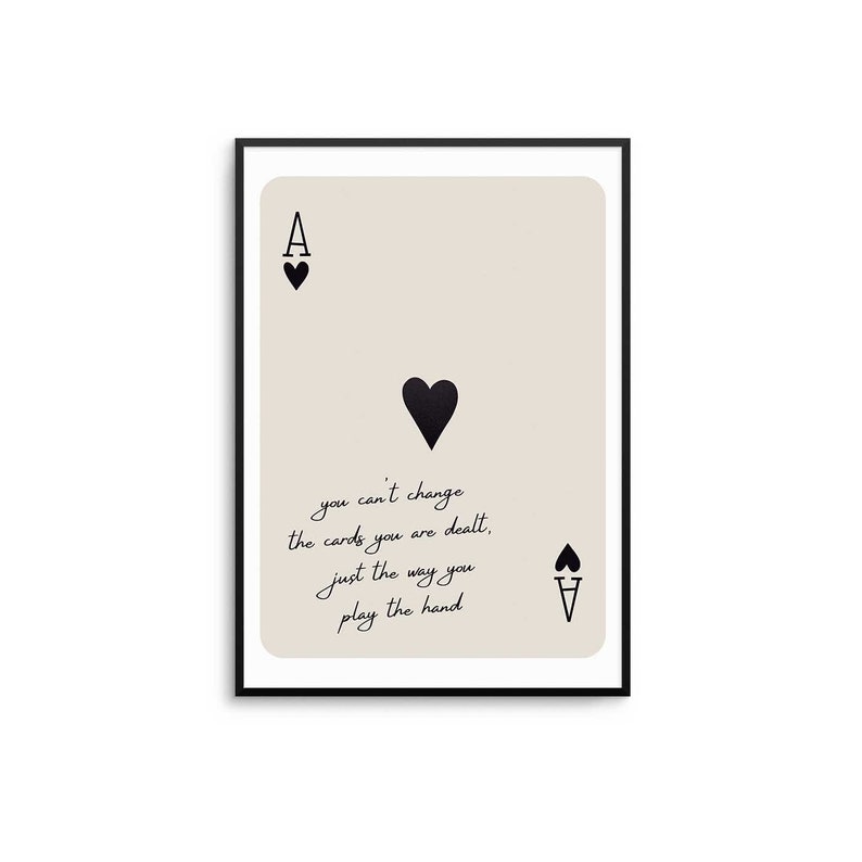 Op de afbeelding: Een zwart-witte illustratie van een aas schoppen speelkaart met de tekst "you can't change the cards you are dealt, just the way you play the hand".