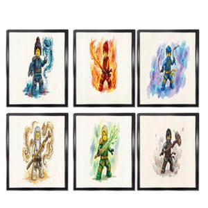 Pode incluir: Um conjunto de seis quadros quadrados com ilustrações de personagens Lego Ninjago em estilo aguarela. Cada impressão mostra uma personagem diferente numa pose dinâmica rodeada por efeitos elementares como fogo, água e relâmpagos.