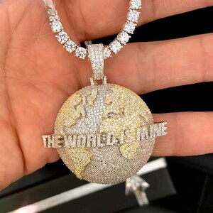 Colgante de circonita cúbica con brillo hip hop de dos tonos "El mundo es mío", chapado en oro real de 14 k, con cadena de cuerda de 18 y 24 pulgadas.