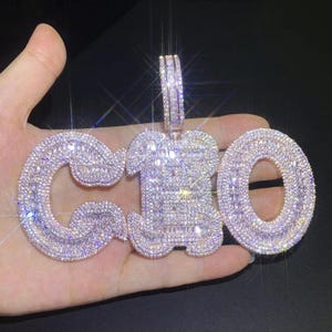 Colar com pingente personalizado de letras grandes e nome, zircônia cúbica baguette 5AAA+, banhado a ouro 14k, corrente de corda de 20 polegadas