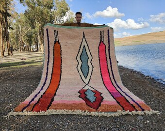 Alfombra Boujaad de lana rosa hecha a mano: alfombra bereber marroquí con cojín