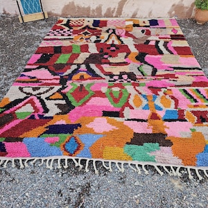 Niestandardowy abstrakcyjny dywan berberyjski w patchworku – wielokolorowy wełniany dywan plemienny