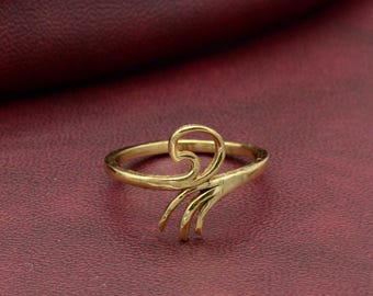 Anillo de latón con forma de ola marina: joyería minimalista para surfistas.