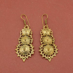 Lange oorbellen van fijn getextureerd messing: handgemaakte designersieraden,