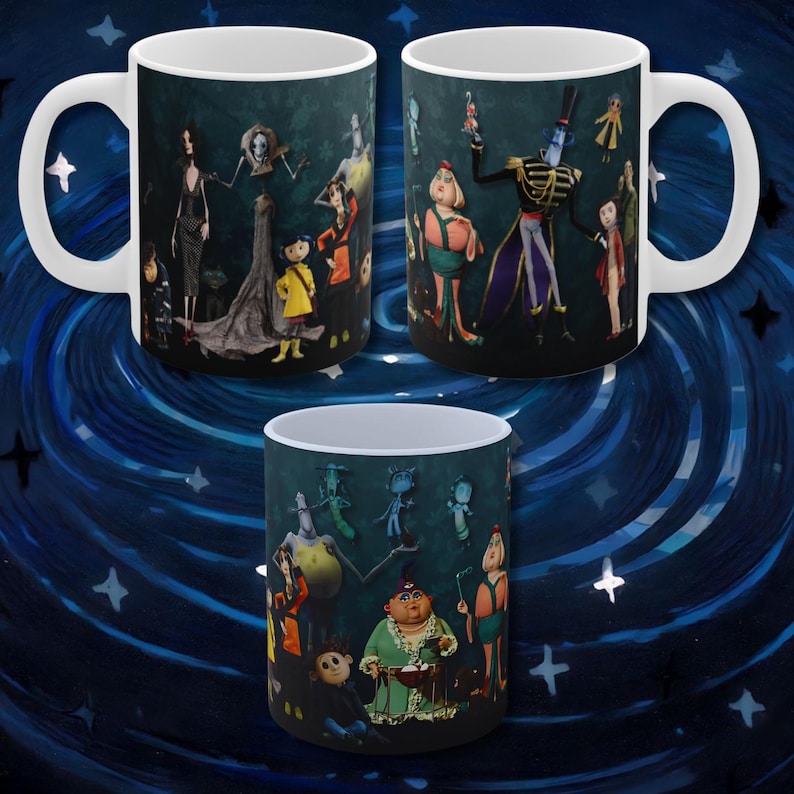 Op de afbeelding: Drie witte keramische mokken met verschillende afbeeldingen van personages uit de film 'Coraline'. De mokken staan op een blauwe en witte achtergrond.