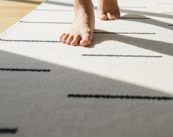 8x10 White & Black Flatweave Kilim Rug – Swedish Handwoven Scandinavian Moroccan Vintage Wool Area Rug