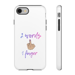 Könnte beinhalten: Eine weiße Smartphone-Hülle mit einer Grafik einer Hand mit erhobenem Mittelfinger und dem Text 2 words 1 finger in einer blau-rosa verlaufenden Schreibschrift. Die Hülle hat einen schwarzen Kameraausschnitt und schwarze Seitentasten an der Kante.