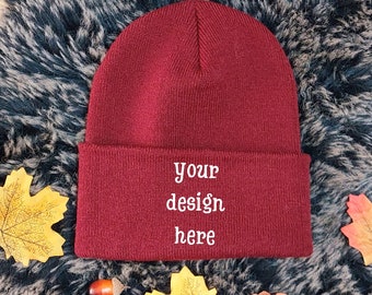 red knit beanie mockup, accessoires mockup , beanie mockup, hat mockup, cap mockup,winter mockup, christmas mockup, model mockup,