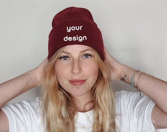 red knit beanie mockup, accessoires mockup , beanie mockup, hat mockup, cap mockup, winter mockup, christmas mockup, model mockup,