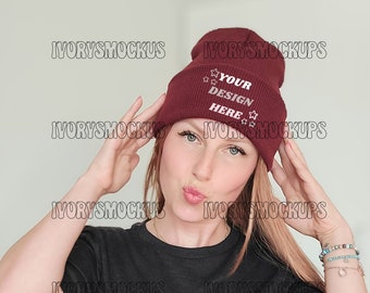 red knit beanie mockup, accessoires mockup , beanie mockup, hat mockup, cap mockup, winter mockup, christmas mockup, model mockup,