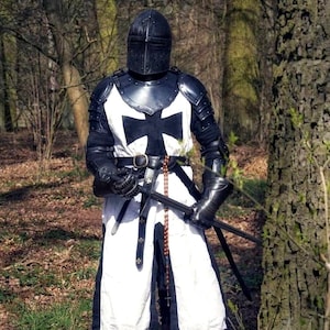 Medeltida svart tempelriddare helkroppsrustning – Cosplay, lajv och Halloweenkostym – Helkroppsrustning i svart stål, present till honom bild 1