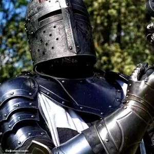 Medeltida svart tempelriddare helkroppsrustning – Cosplay, lajv och Halloweenkostym – Helkroppsrustning i svart stål, present till honom Helmet