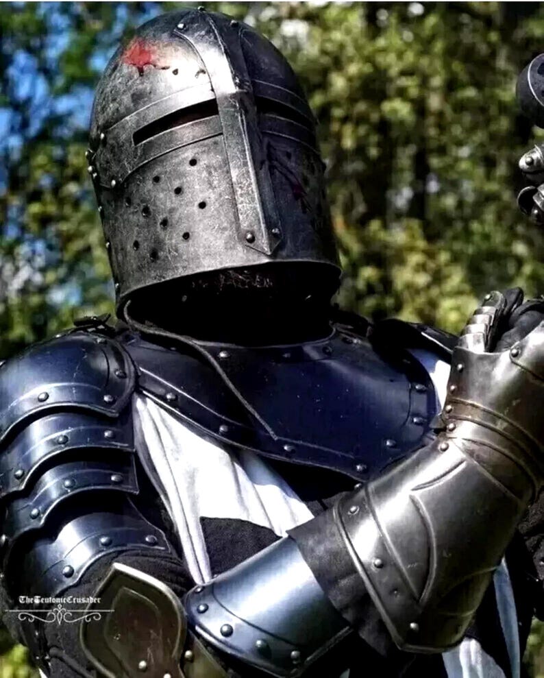 Medeltida svart tempelriddare helkroppsrustning – Cosplay, lajv och Halloweenkostym – Helkroppsrustning i svart stål, present till honom Helmet