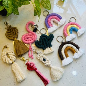 Llavero de macramé bohemio / Llavero de algodón hecho a mano / Dije para bolso / Regalo bohemio para ella / Llavero de pulsera / Accesorio para coche / Relleno de calcetín navideño