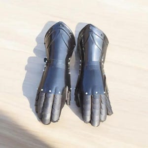 Medeltida svart tempelriddare helkroppsrustning – Cosplay, lajv och Halloweenkostym – Helkroppsrustning i svart stål, present till honom Gloves