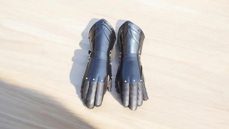 Medeltida svart tempelriddare helkroppsrustning – Cosplay, lajv och Halloweenkostym – Helkroppsrustning i svart stål, present till honom Gloves